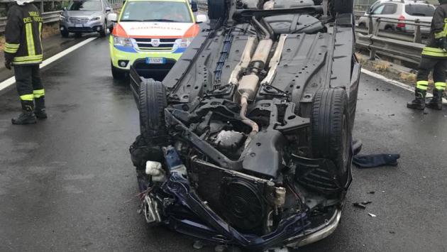 Auto si ribalta in tangenziale, un ferito e code