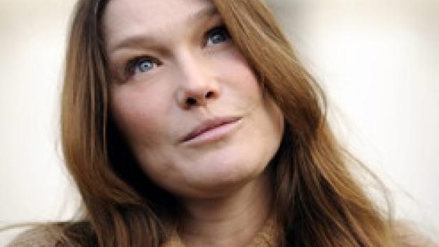 Carla Bruni, 'ho avuto un cancro al seno, salva con i controlli'