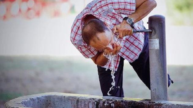 Bere meno di due litri d'acqua al giorno aumenterebbe l'ansia fisica
