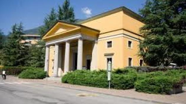 Spara alla  compagna che vuole lasciarlo e poi scappa con la figlia