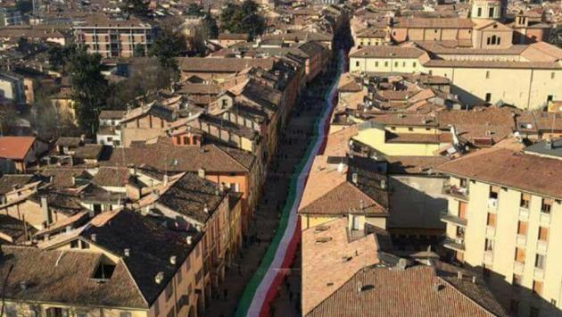 Slogan fascisti sui trattori in una sfilata studentesca  a Reggio Emilia