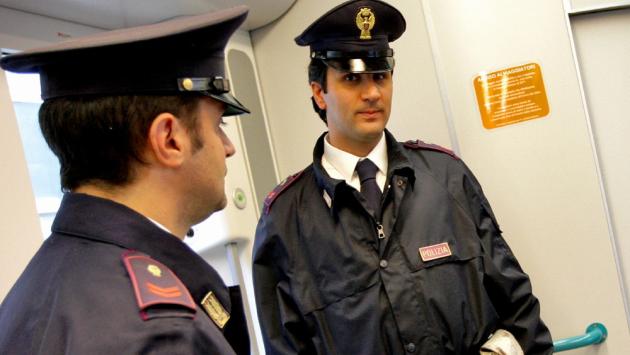 Litiga con una ragazza e aggredisce un capotreno
