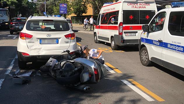 Scooter contro auto: un ferito