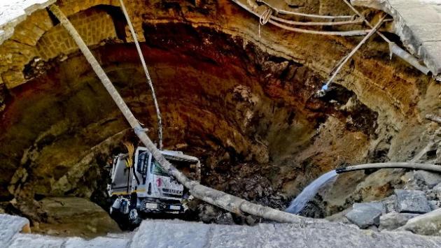 Voragine nel Napoletano, precipita un camion
