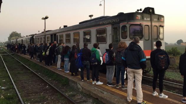 Treno cancellato: studenti a piedi al freddo a Busseto