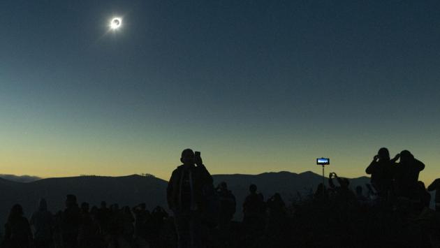Tutti pazzi per l'eclissi di Sole, vip e turisti in Cile