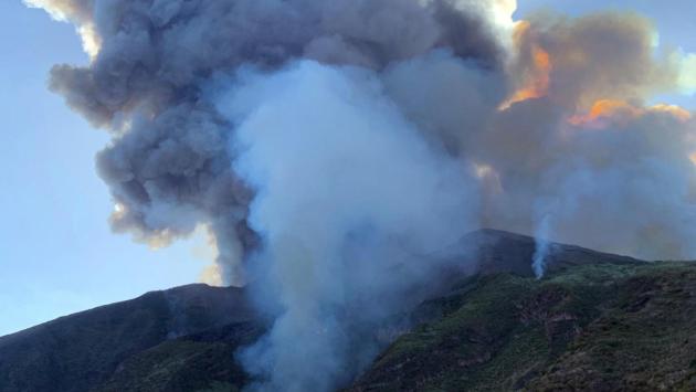 Stromboli, vigili del fuoco e Canadair in azione per spegnere gli ultimi focolai