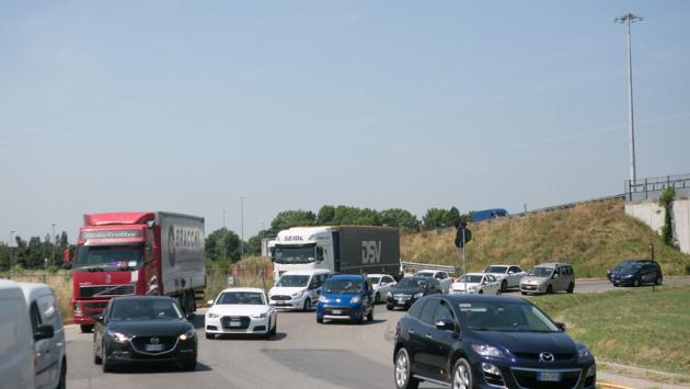 Via Europa, tutti in coda dopo il casello a causa dei lavori