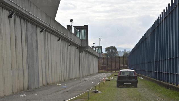 Carcere, quattro agenti aggrediti e feriti da un detenuto