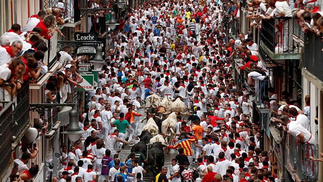 Spagna: al via la corsa dei tori a Pamplona, già tre feriti