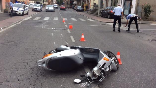 Settantacinquenne cade in scooter: è grave in ospedale