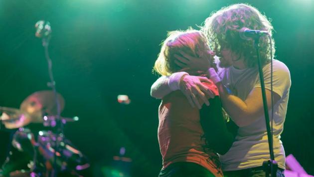 The Cage, concerto con sorpresa: le chiede la mano