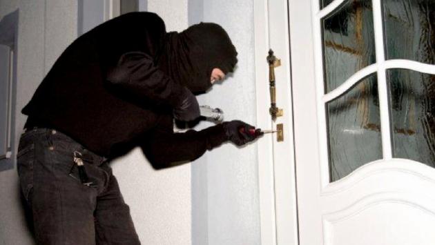 Un rapinatore scoperto e sventato furto in abitazione 