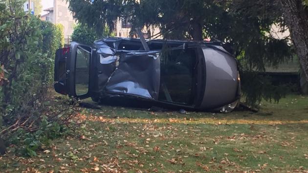 Sbanda, abbatte una cancellata e finisce in un giardino: un ferito a Ronco Campo Canneto
