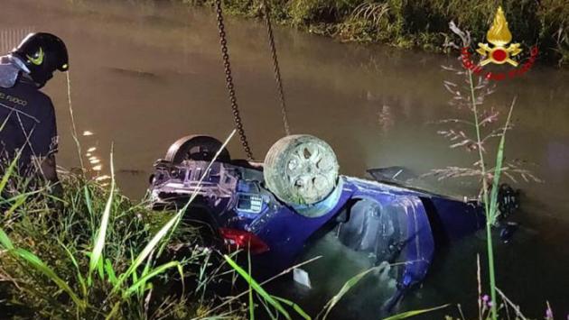 Auto in un canale, morti quattro giovani a Jesolo. Quattro morti anche a Cesena