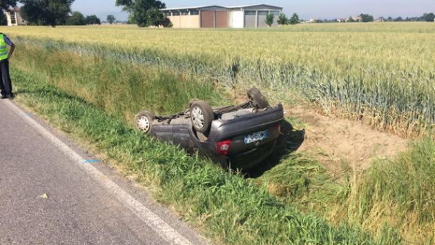 Auto esce di strada e si ribalta: ferita una ragazza