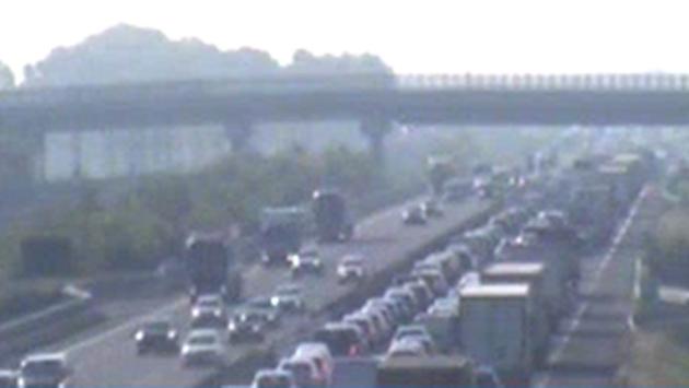 Mattina difficile sulle strade: 6 km di coda in A1, tir in fiamme sull'A15 e  due incidenti bloccano la tangenziale