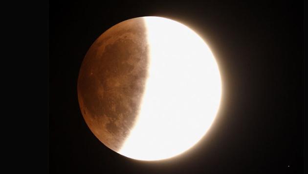 Stasera occhi al cielo per l'eclissi parziale di Luna