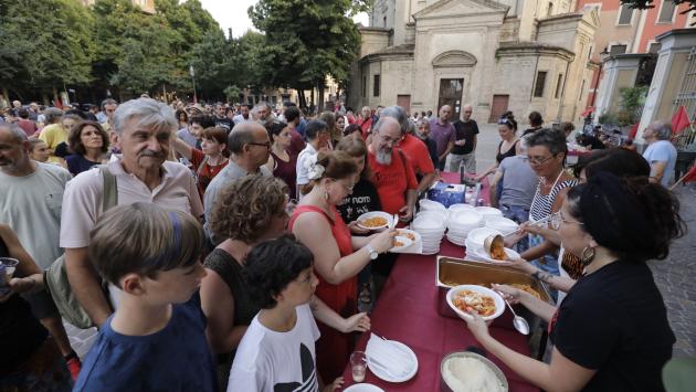 Pienone per le "Penne" antifasciste in piazzale Picelli