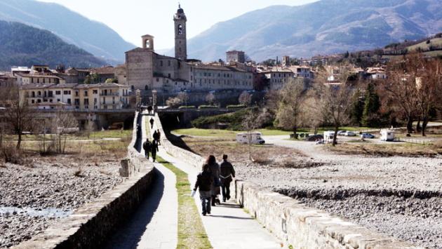 Precipita per 12 metri dal Ponte Gobbo di Bobbio: morto 65enne 