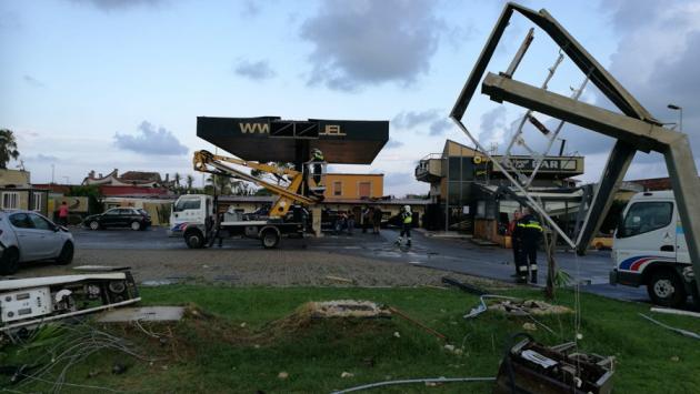 Tromba d'aria a Fiumicino, auto sbalzata via: morta una donna. Un morto anche ad Arezzo