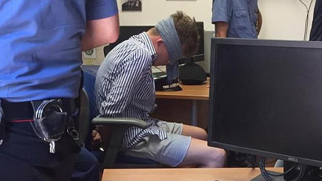 Carabiniere ucciso: la foto-choc di uno dei fermati bendato in caserma. Avviata un'indagine