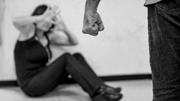 Bibbiano,  violenta e maltratta la moglie: arrestato