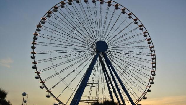 Un inglese si lancia dalla  ruota panoramica di Rimini