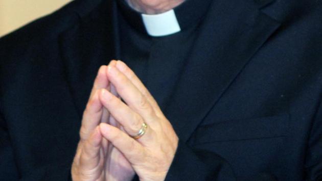 Abusi sessuali, arrestato sacerdote a Piacenza 