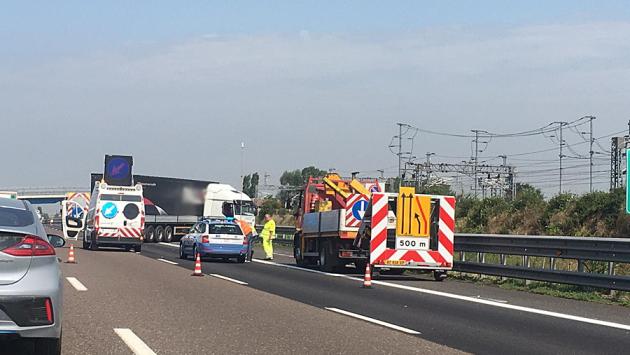 Auto contro un guard-rail in A1: un ferito