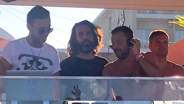 Salvini fa il deejay a Milano Marittima a torso nudo