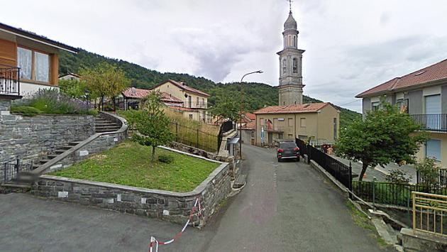 Finisce fuori strada con la moto: ragazzo finisce all'ospedale