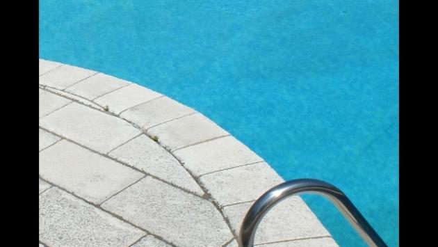 Bambina rischia di annegare in una piscina privata a Massa: è grave