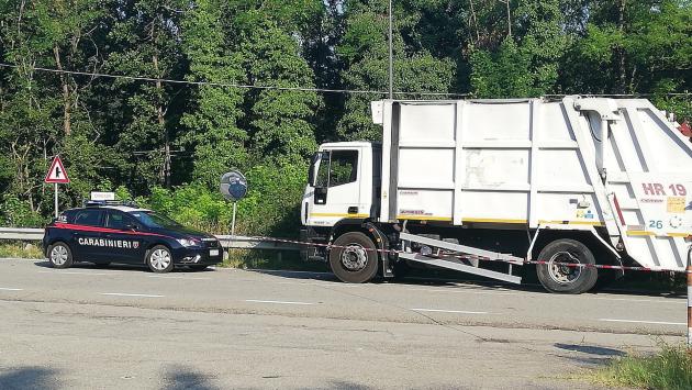 Si schianta con la moto contro un camion: ricoverato in rianimazione