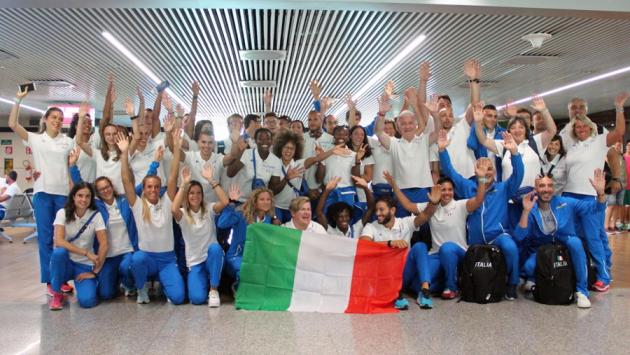La Folorunso  con la  squadra azzurra  in partenza per Varsavia 