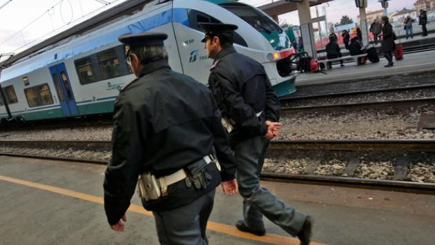 Imbrattano sotto  i treni e la stazione: denunciati due giovani