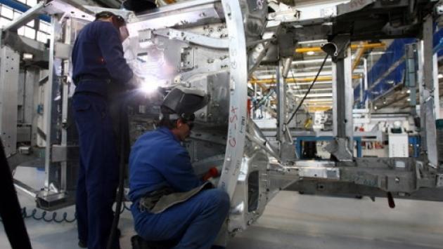 Produzione industriale +4% in febbraio ma si teme l'impatto di guerra e prezzi