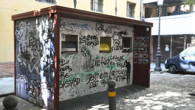 Piazzale Paer, così è ridotta la casetta per la differenziata