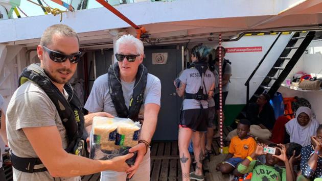 Richard Gere sale sulla Open Arms: viveri all'equipaggio