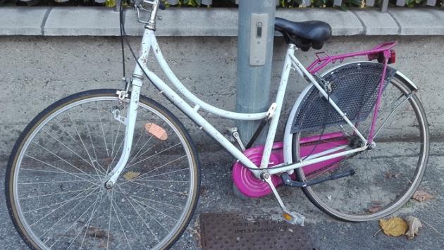 'Da un mese questa bici legata a un palo in via Naviglio Alto. Di chi è?'