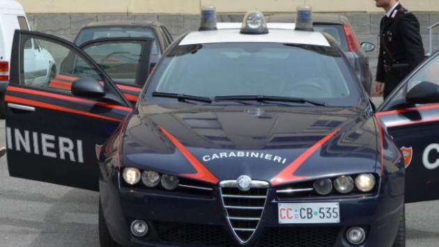 Tenta di gettare dal balcone la compagna: arrestato