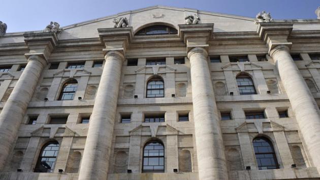 Battaglia sui tempi della crisi di governo, spread a 235
