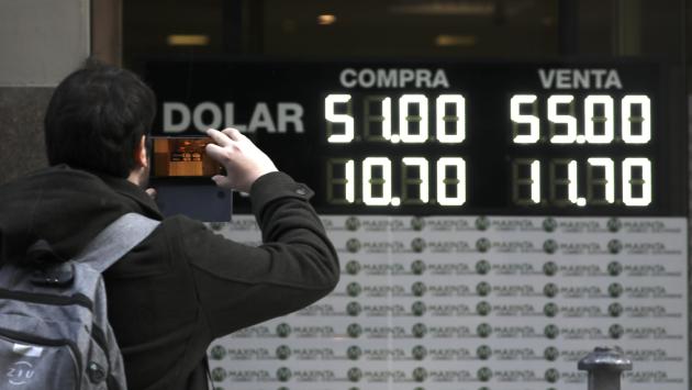 Argentina, crolla la Borsa: -30%