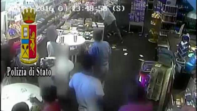 Pestò un cliente in fila all'autogrill, condannato