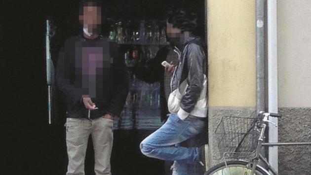 La rivolta dei residenti contro l'openshop di via Bixio: «Va chiuso»