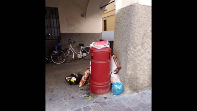 Rifiuti (con natura morta) in borgo delle Colonne 