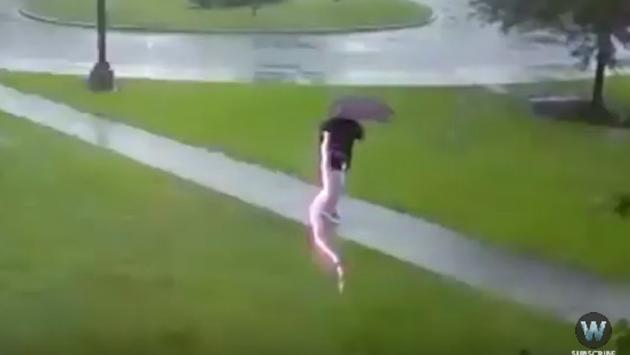 Uomo colpito da un fulmine in 'slow motion' - Video
