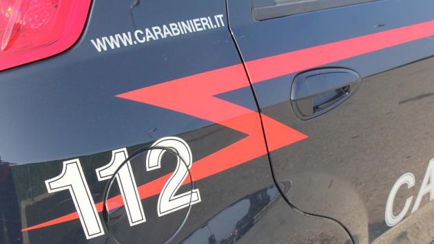 Sorpreso a spacciare, prova a fuggire picchiando i carabinieri: arrestato