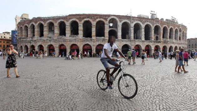 Sguaina un machete e semina il terrore a Verona 