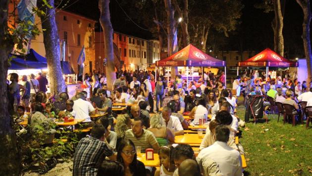 Bollicine, chef, spalla e fortanina: la (ricca) agenda del sabato